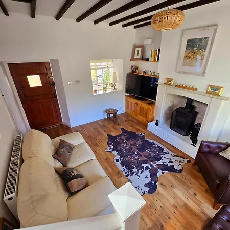 Gorgeous Two Bedroom Cottage, Pet Friendly!